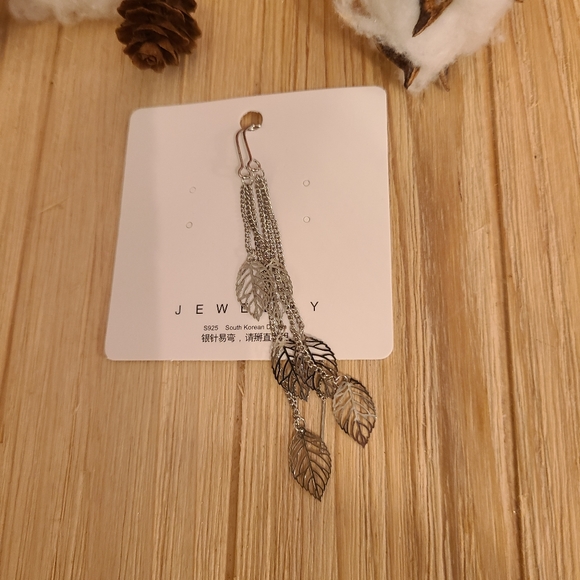 🍃🍃NEW🍃🍃Gorgeous Threaded Leaf Dangle Earrings in SILVER - Picture 10 of 13